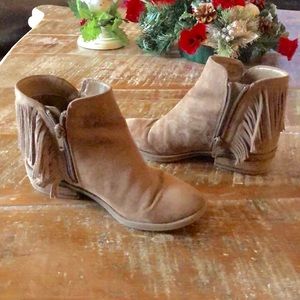 GB GALS SIZE Y 1 , leather fringed ankle boot